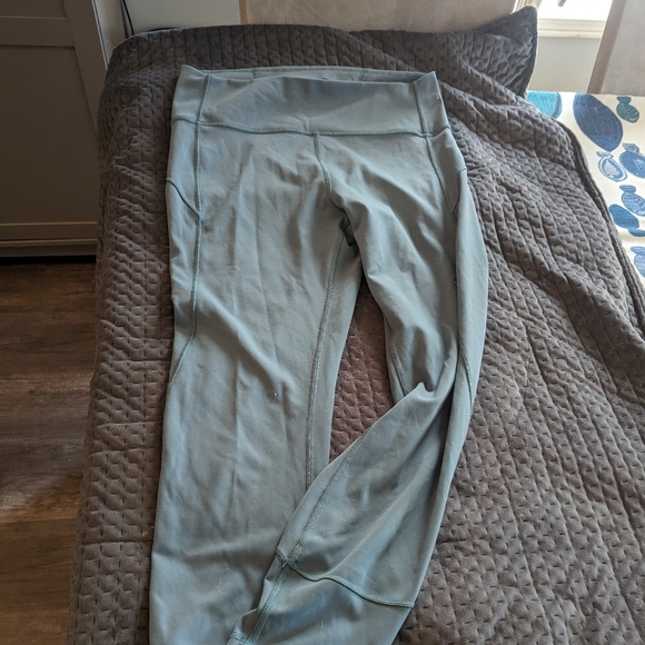 Lululemon yoga ankle pant. - Picture 2 of 6